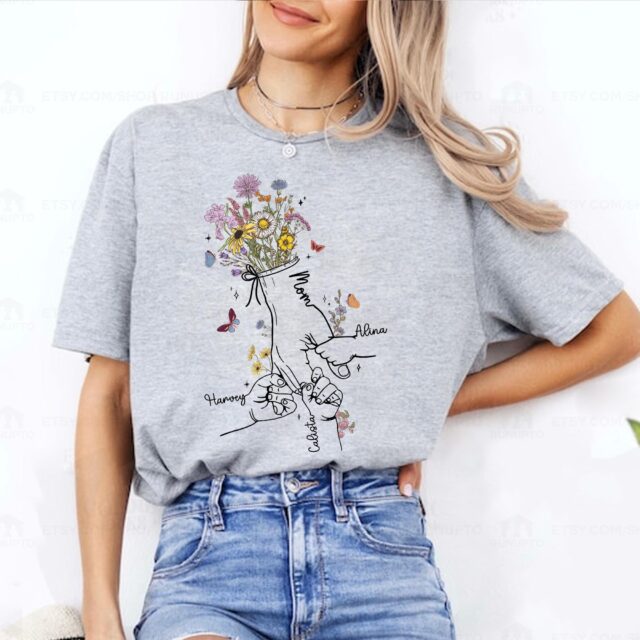 Personalized Grandma Shirt – Holding Kids’ Hands & Wildflower Design