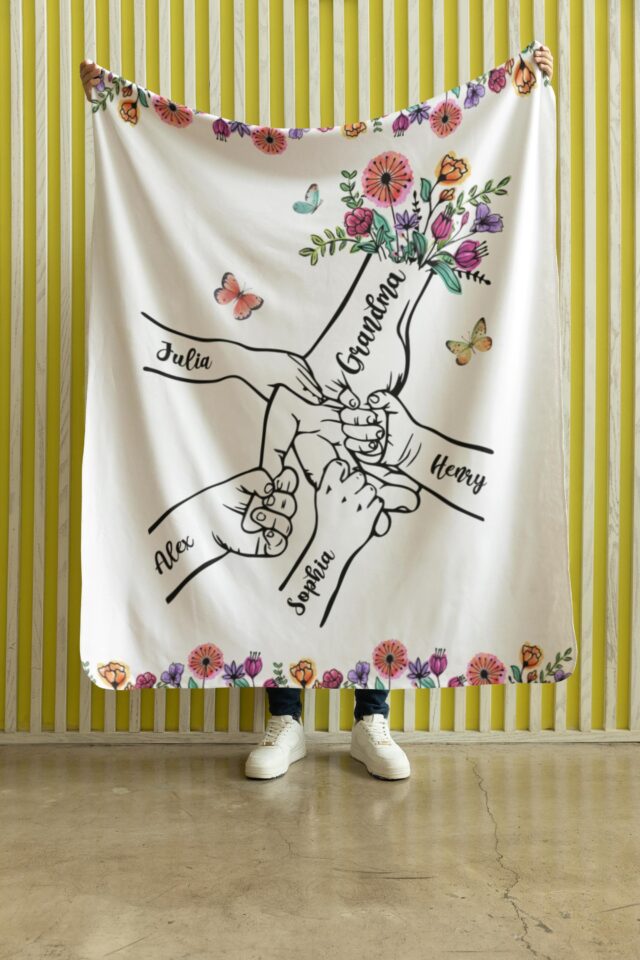 Personalized Grandma Blanket – Holding Kid Hands Flower Blanket, Mother’s Day Gift