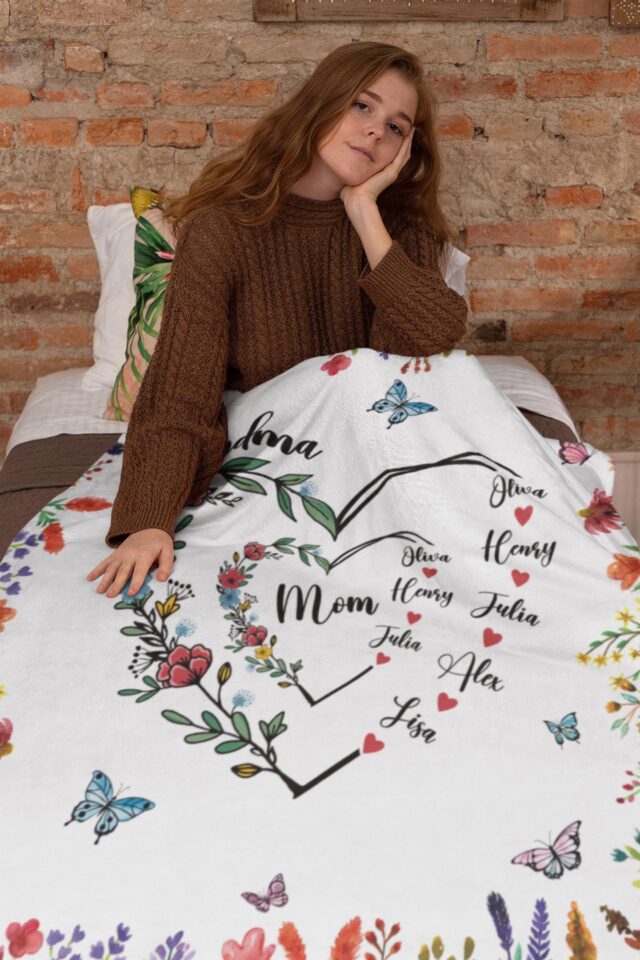 Personalized Grandma Heart Blanket – Custom Mom & Grandma Gift with Grandkids, Mother’s Day Blanket
