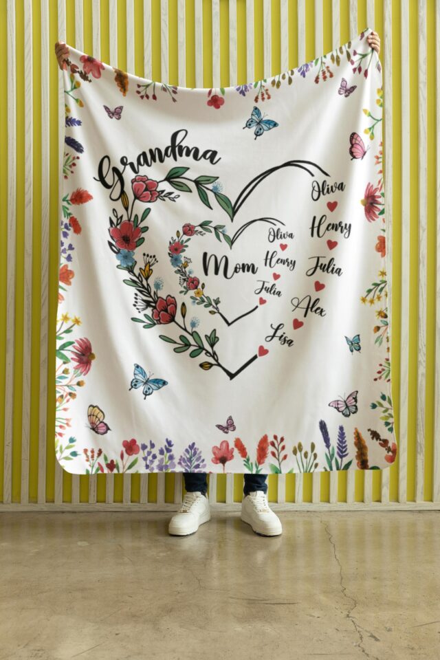 Personalized Grandma Heart Blanket – Custom Mom & Grandma Gift with Grandkids, Mother’s Day Blanket