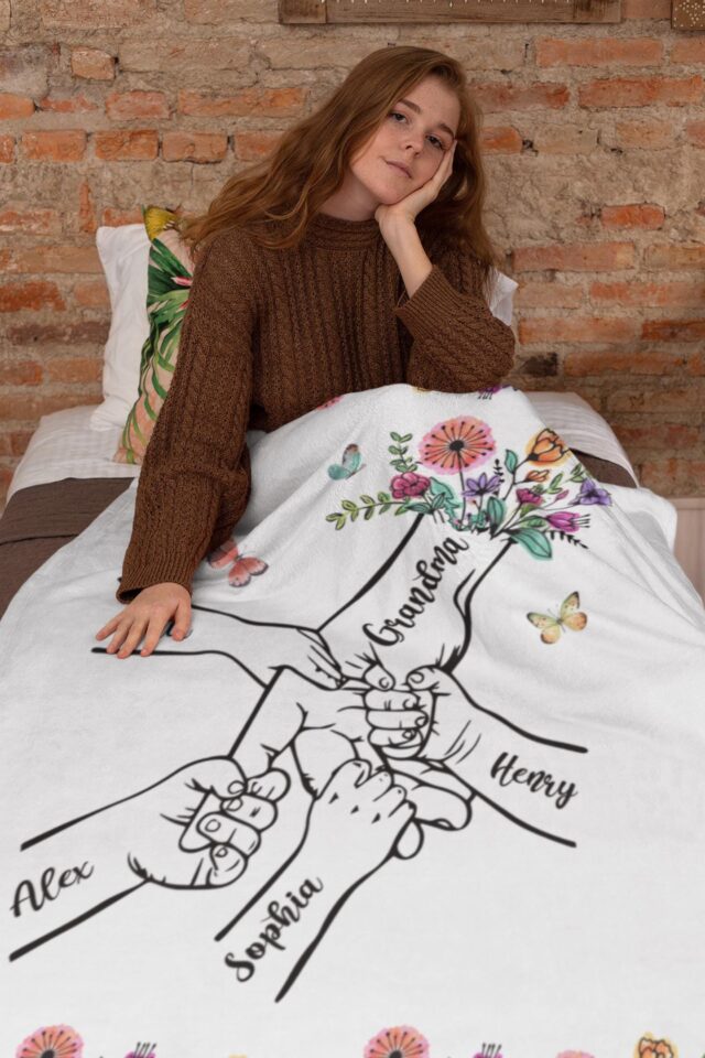 Personalized Grandma Blanket – Holding Kid Hands Flower Blanket, Mother’s Day Gift