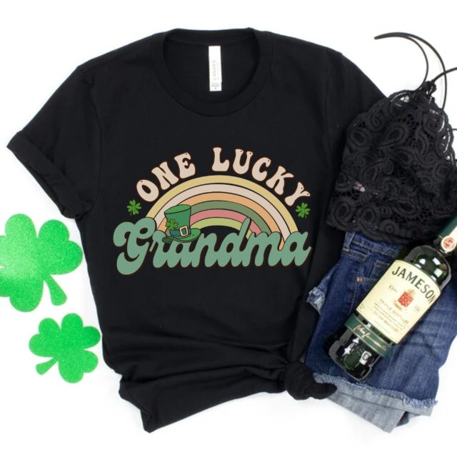 Grandma St. Patrick’s Day Shirt – One Lucky Grandma Retro Matching Family Tee