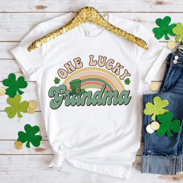 Grandma St. Patrick’s Day Shirt – One Lucky Grandma Retro Matching Family Tee