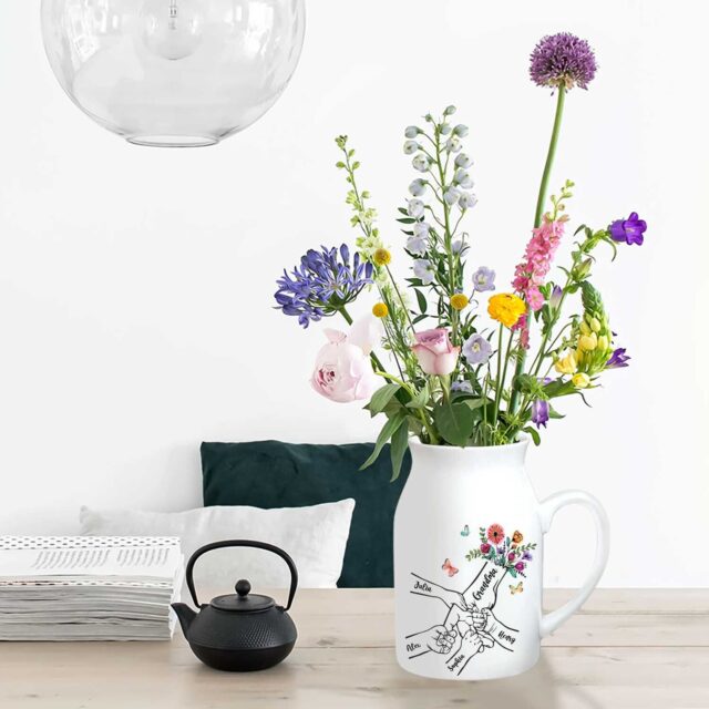Custom Grandma Flower Vase – Holding Hands with Kid Names