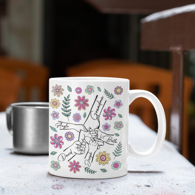 Custom Grandma Mug – Holding Hands with Kid Names, Floral Design